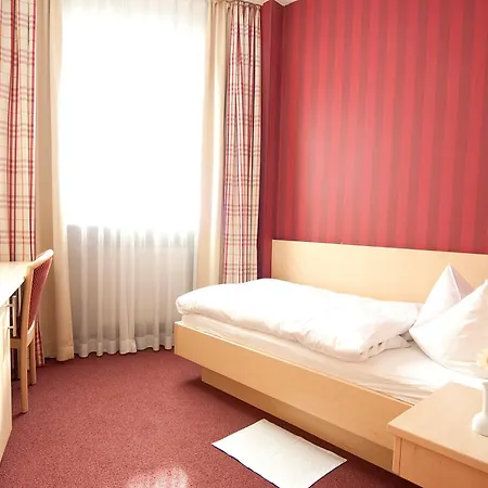 Deutsches Haus מלון 3*